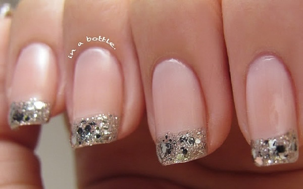 Essa francesinha com o glitter na ponta é ideal para o ano novo. Delicada e chic, além de combinar com tudo (Foto: Reprodução)